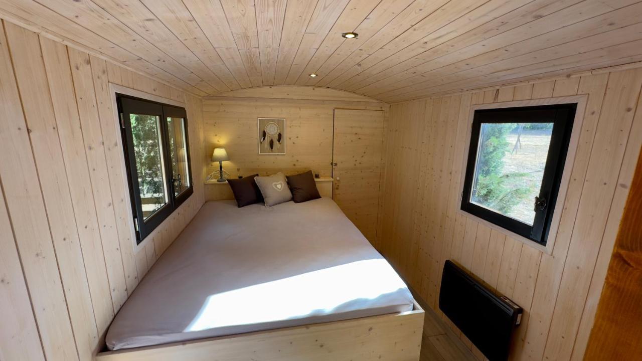 Superbe Roulotte De Charme Hotel Bagnols-en-Foret Exterior photo