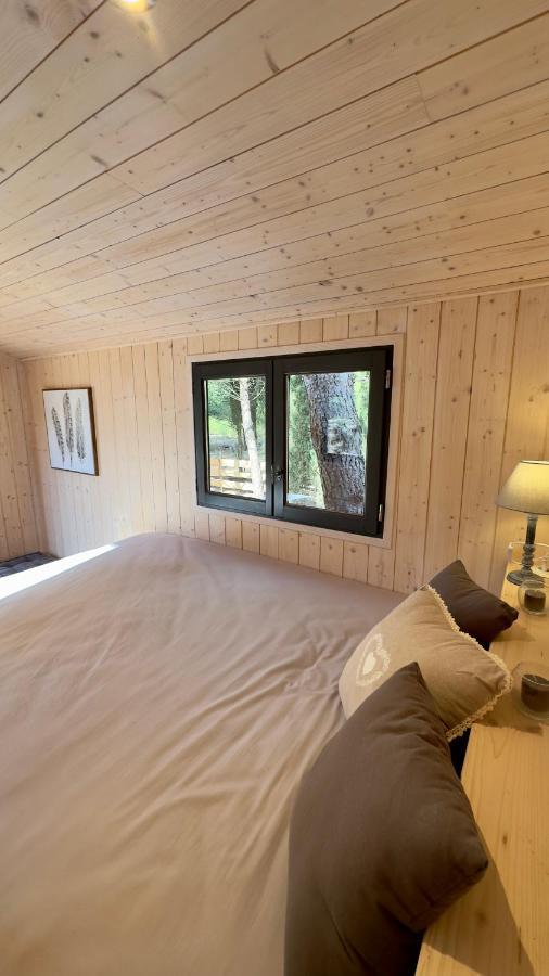 Superbe Roulotte De Charme Hotel Bagnols-en-Foret Exterior photo