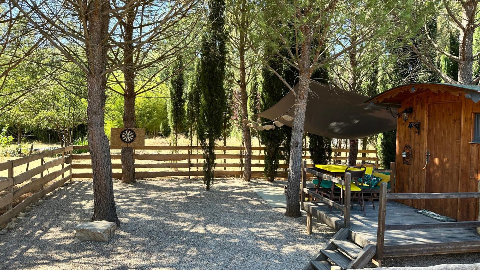 Superbe Roulotte De Charme Hotel Bagnols-en-Foret Exterior photo